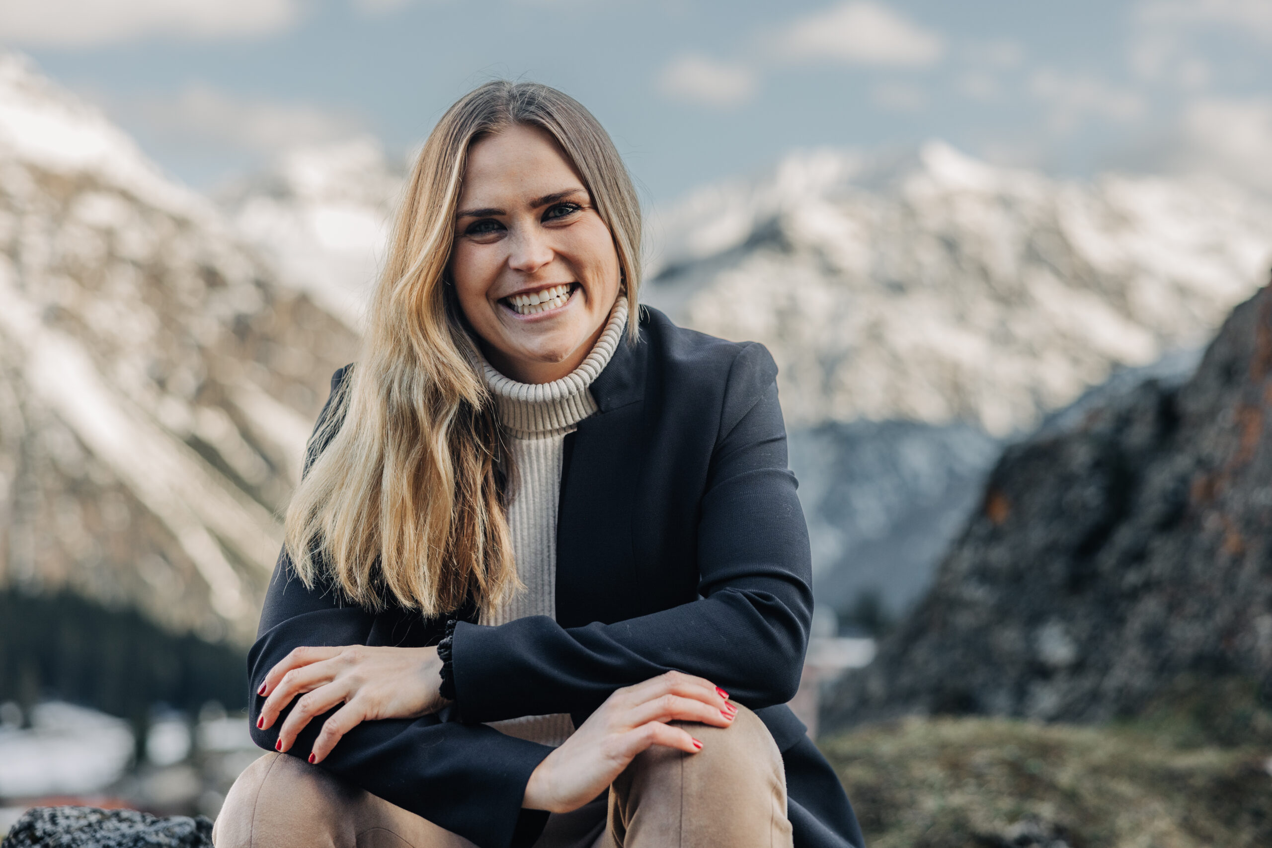 FG7A5001 Zwei Frauen lächeln in einer felsigen Landschaft während ihrer Leadership-Reise